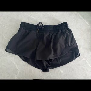 Lululemon Black Hotty Hot shorts 2.5”